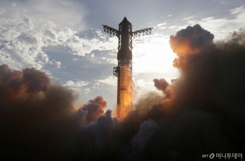 (스타베이스 로이터=뉴스1) 김경민 기자 = 스페이스X의 스타십 우주선을 탑재한 '슈퍼 헤비' 부스터가 미국 텍사스주 스타베이스에 있서 10번째 시험 비행을 하고 있다. 2025.8.26  ⓒ 로이터=뉴스1  Cop