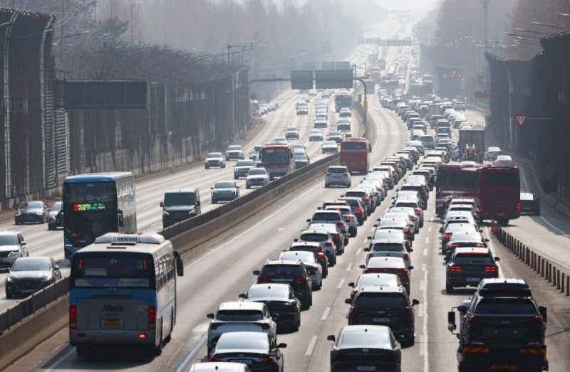 설 연휴 셋째 날, 귀성·귀경길 정체 계속…서울→부산 '5시간 50분'