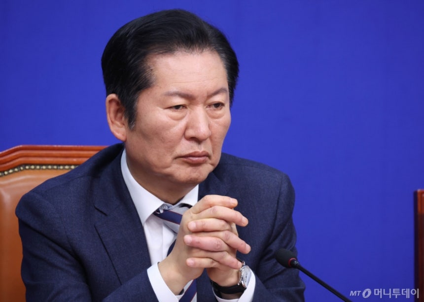 [서울=뉴시스] 조성봉 기자 = 정청래 더불어민주당 대표가 13일 오전 서울 여의도 국회에서 열린 최고위원회의에서 잠시 생각에 잠겨있다. 2026.02.13. suncho21@newsis.com /사진=조성봉