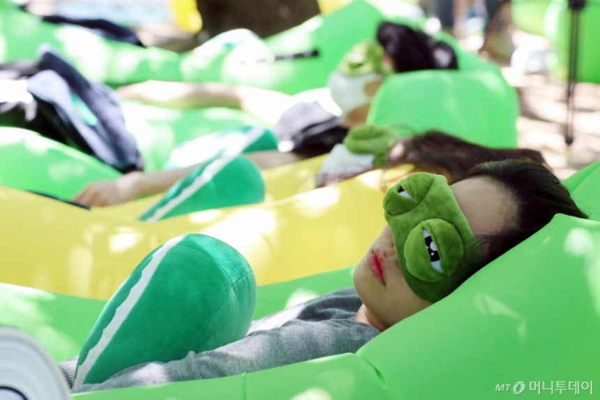 2019년 성동구 서울숲 내 가족마당에서 열린 유한킴벌리 '우푸푸(우리강산 푸르게 푸르게) 숲 속 꿀잠대회'에서 참가자들이 숙면을 취하고 있다. '우푸푸 숲 속 꿀잠대회'는 취업난, 스펙전쟁, 잦은 야근과 업무스트레