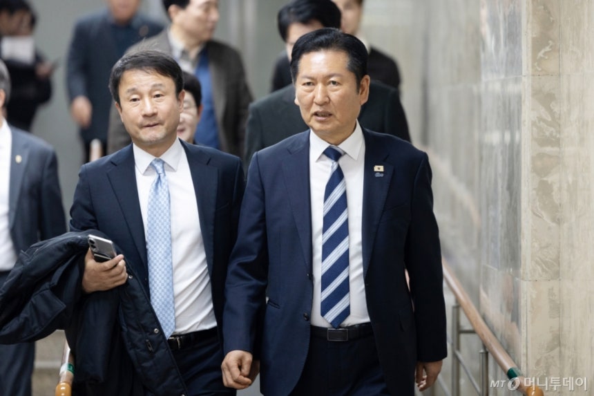 (서울=뉴스1) 이승배 기자 = 정청래 더불어민주당 대표와 한병도 원내대표가 22일 서울 여의도 국회에서 열린 비공개 정책 의원총회에 참석하고 있다. 2026.2.22/뉴스1    </div>

    <div class=