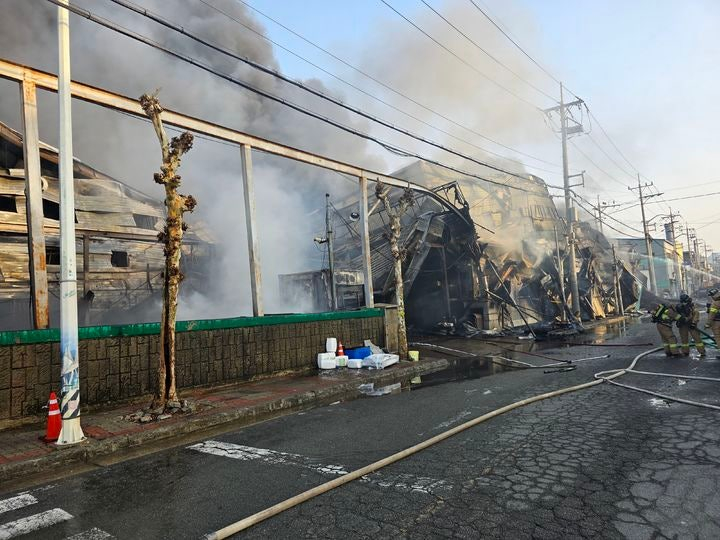 22일 오후 부산 강서구 송정동 한 자동차 부품공장에서 불이 났다. /사진제공=부산소방재난본부