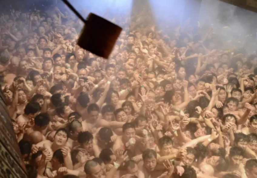 하다카 마쓰리 행사 장면. 당국은 이 모습을 "물을 뿌려도 곧 증발해버릴 정도의 열기"라 소개한다./사진=일본 관광국