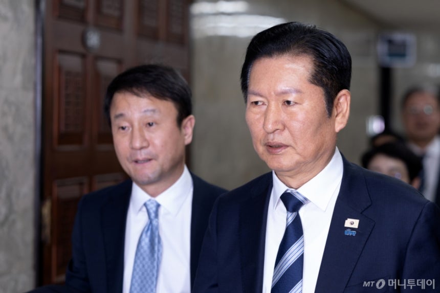 (서울=뉴스1) 이승배 기자 = 정청래 더불어민주당 대표와 한병도 원내대표가 22일 서울 여의도 국회에서 열린 비공개 정책 의원총회에 참석하고 있다. 2026.2.22/뉴스1    </div>

    <div class=