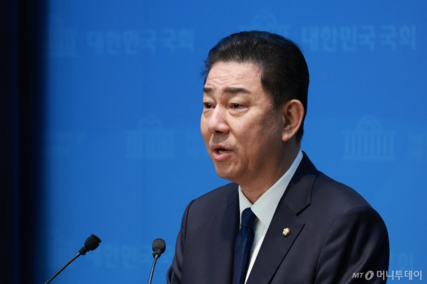 김병기 무소속 의원이 지난달 19일 서울 여의도 국회 소통관에서 기자회견을 하고 있다./사진=[서울=뉴시스] 고승민 기자