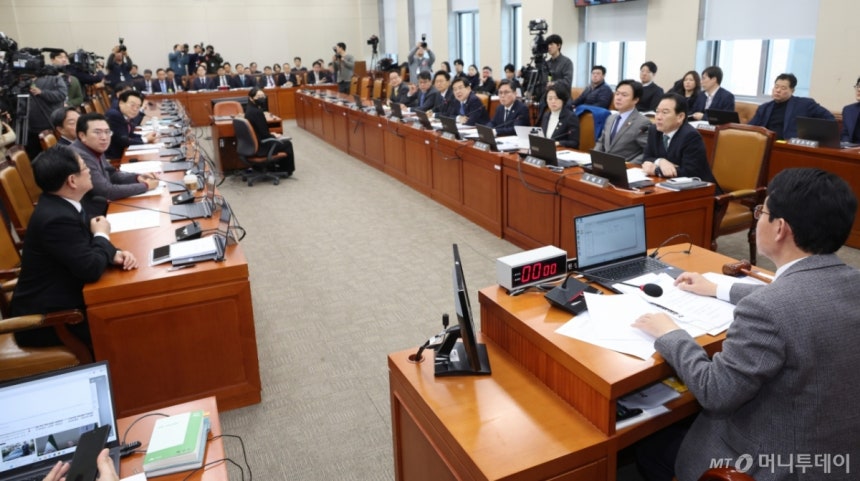 [서울=뉴시스] 김금보 기자 = 국회 대미투자특별법처리를위한특별위원회 여여 의원들이 12일 오전 서울 여의도 국회에서 열린 첫 전체회의에서 비공개 전환 여부를 두고 논쟁하고 있다. 2026.02.12.  /사진=김금