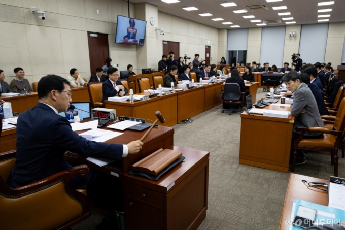 (서울=뉴스1) 유승관 기자 = 신정훈 국회 행정안전위원장이 12일 서울 여의도 국회에서 열린 제432회 국회(임시회) 행정안전위원회 제3차 전체회의에서 의사봉을 두드리고 있다. 2026.2.12/뉴스1  Copyr