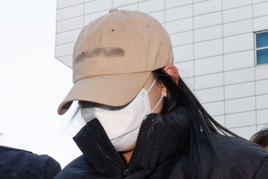 서울 강북구 한 모텔에서 약물이 든 음료를 건네는 방법으로 남성 2명을 숨지게 한 혐의를 받는 20대 여성이 지난 12일 서울북부지법에서 열린 영장실질심사(구속 전 피의자 심문)에 출석하는 모습. /사진=뉴스1