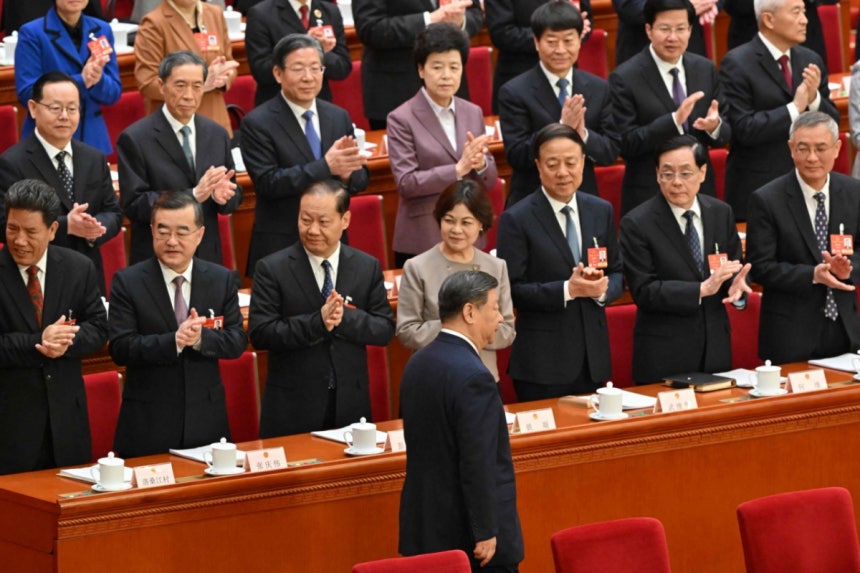 (베이징 AFP=뉴스1) = 시진핑 중국 국가주석이 2025년 3월 8일(현지시간) 베이징 인민대회당에서 열린 전국인민대표대회(전인대) 둘째 날 회의에 도착을 하고 있다. 