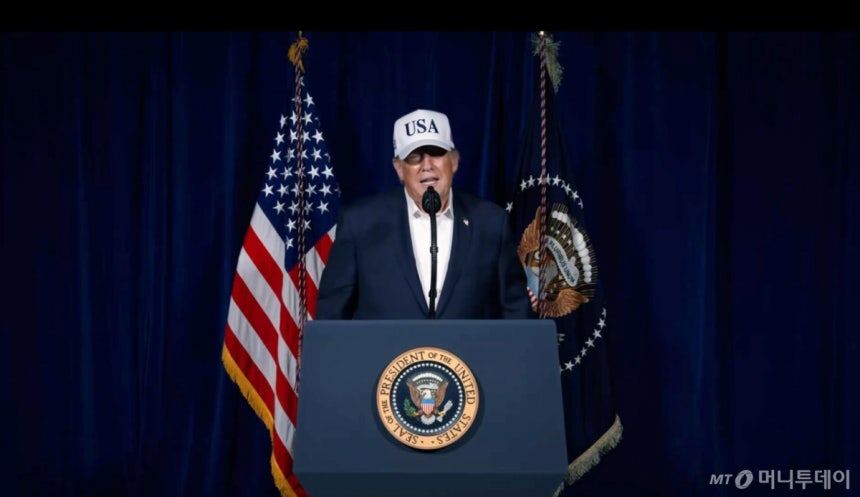 도널드 트럼프 미국 대통령이 28일(현지시간) 트루스소셜 영상을 통해 이란에 대한 공격 개시를 알리는 모습./사진=뉴스1