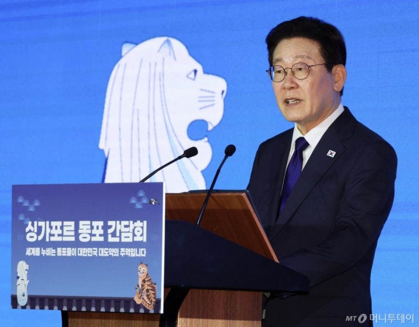 [싱가포르=뉴시스] 최동준 기자 = 싱가포르를 국빈 방문 중인 이재명 대통령이 1일(현지 시간) 싱가포르 한 호텔에서 열린 동포 만찬 간담회에서 인사말을 하고 있다. 2026.03