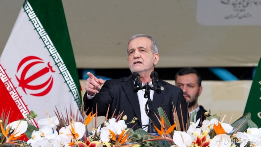 마수드 페제시키안 이란 대통령이 2월11일(현지시간) 테헤란에서 열린 이슬람 혁명 47주년 기념식에서 연설하고 있다. /사진=뉴스1