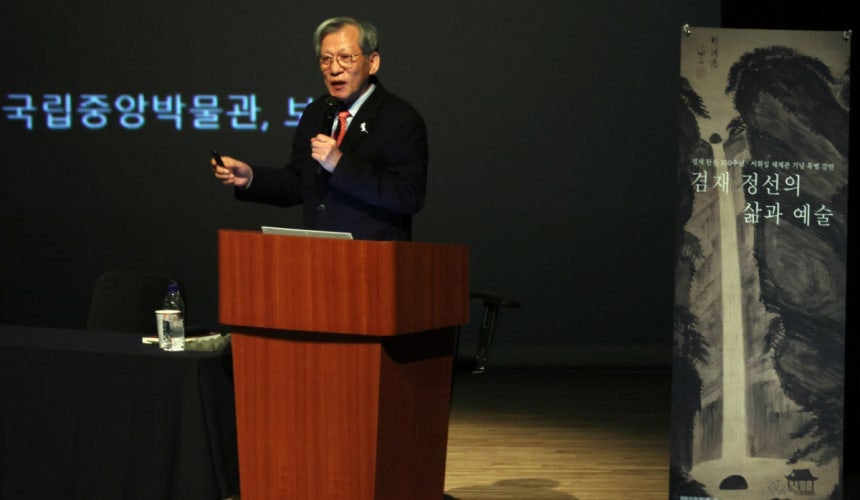 유홍준 국립중앙박물관장이 10일 중앙박물관 극장 '용'에서 겸재 정선 탄생 350주년을 맞아 '겸재 정선의 삶과 예술'을 주제로 한 특별 강연을 하고 있다./ 사진 = 뉴스1