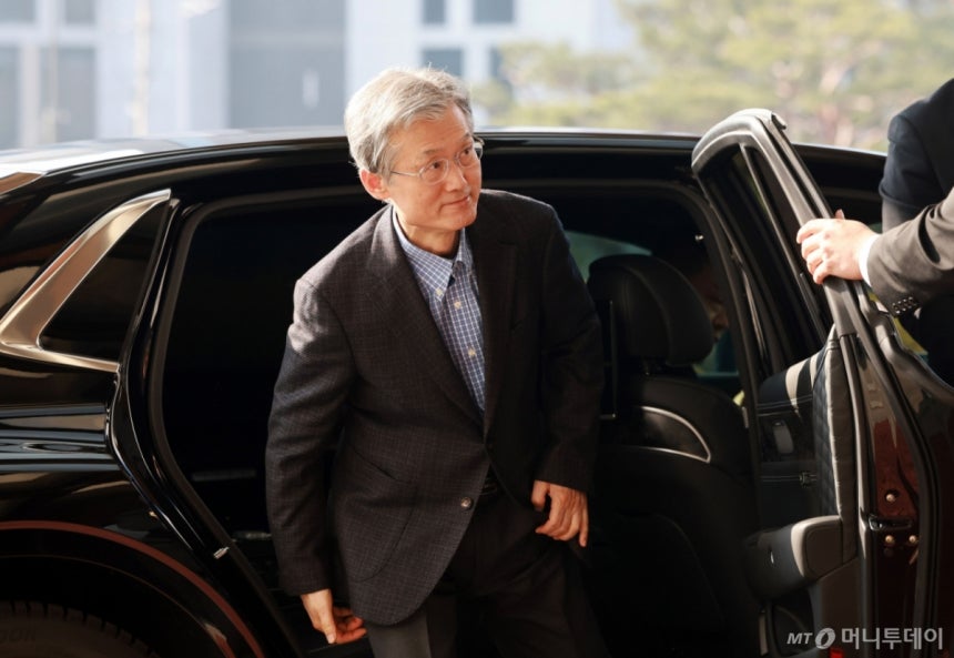 정부가 사법개혁 3법을 공포·시행한 12일 조희대 대법원장이 서울 서초구 대법원으로 출근하고 있다./사진=머니투데이 DB