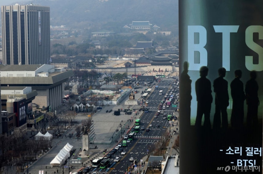 방탄소년단(BTS)의 서울 광화문광장 컴백 공연을 닷새 앞둔 16일 오전 서울 종로구 광화문광장에서 무대 설치 작업이 진행되고 있다.2026.03.16./사진= 뉴시스