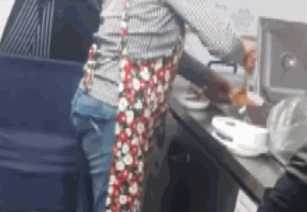 제주의 한 음식점에서 잔반을 재사용했다는 의혹이 제기됐다. /사진=JTBC '사건반장' 캡처