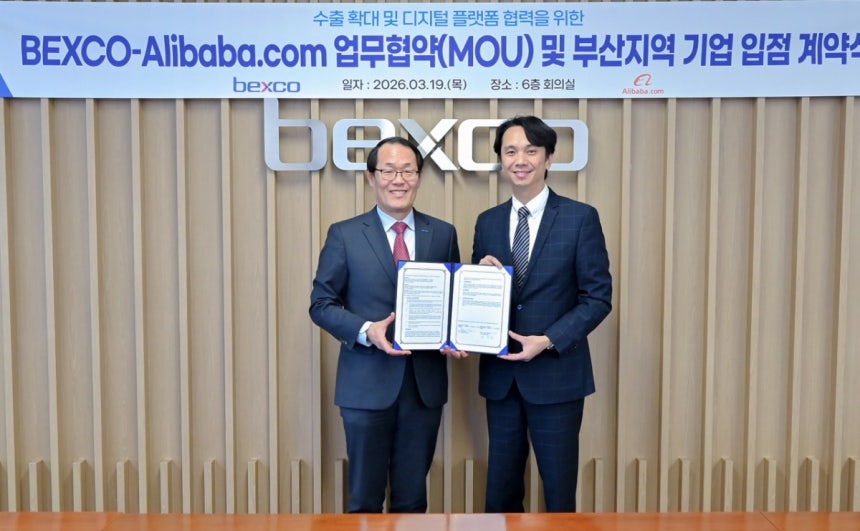이준승 벡스코 대표이사(왼쪽)와 마르코 양 알리바바닷컴 한국지사장이 업무협약을 하고 있다./사진제공=벡스코