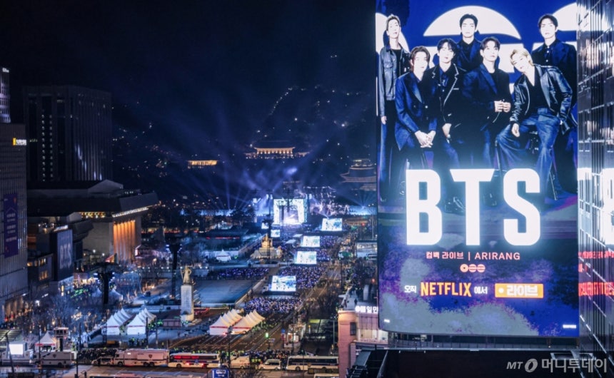 3년 9개월 만에 완전체로 복귀하는 방탄소년단(BTS)의 'BTS 컴백 라이브: ARIRANG' 공연이 21일 서울 광화문광장 일대에서 펼쳐지고 있다.이번 공연은 세계 190개국에 생중계된다.2026.03.21 