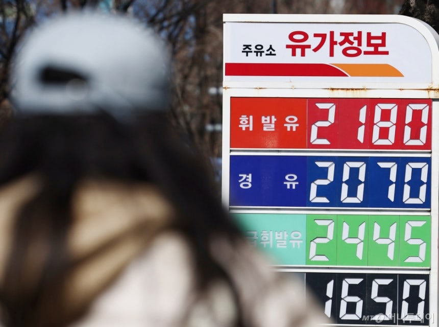 (서울=뉴스1) 김민지 기자 = 이스라엘이 이란 최대 가스전을 폭격하고 이란이 주변국 에너지 시설에 반격하면서 국제유가가 다시 급등한 가운데 19일 서울 시내의 주유소에 유가정보판이 놓여 있다.국제유가 기준인 브
