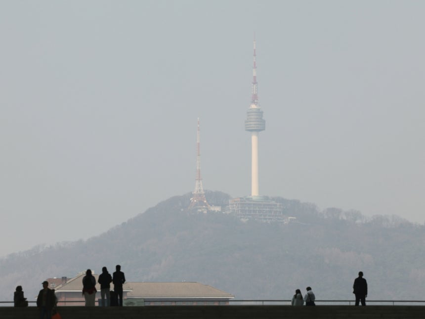미세먼지 비상저감조치가 발령된 지난 17일 오후 서울 용산구 국립중앙박물관에서 바라본 남산 N서울타워가 흐리게 보이고 있다./사진=뉴스1