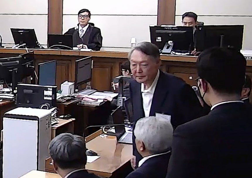 윤석열 전 대통령이 지난 1월16일 오후 서울 서초구 중앙지방법원에서 체포 방해와 국무위원 심의권 침해 등 혐의 1심 징역 5년을 선고받은 뒤 퇴장하고 있다./사진=뉴스1 