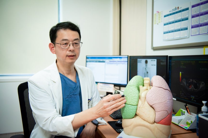 김문수 국립암센터 폐암센터장이 폐암 발생 기전을 설명하고 있다. /사진제공=국립암센터
