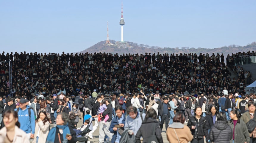 지난달 28일 오후 서울 용산구 국립중앙박물관을 찾은 시민들이 ‘충무공 이순신의 후예’ 대한민국 해군 의장대·군악대의 특별 공연을 관람하는 모습./사진=뉴스1