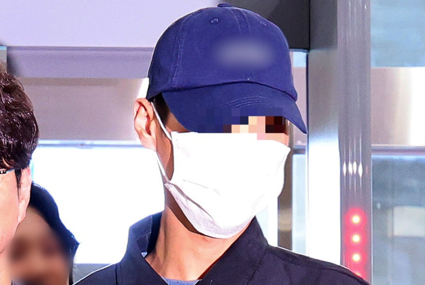 장모를 무차별 폭행해 살해하고 시신을 캐리어에 담아 강물에 버린 20대 사위가 지난 2일 대구 수성구 대구지방법원에서 열린 구속 전 피의자 심문(영장실질심사)에 출석하고 있다/사진=뉴시스