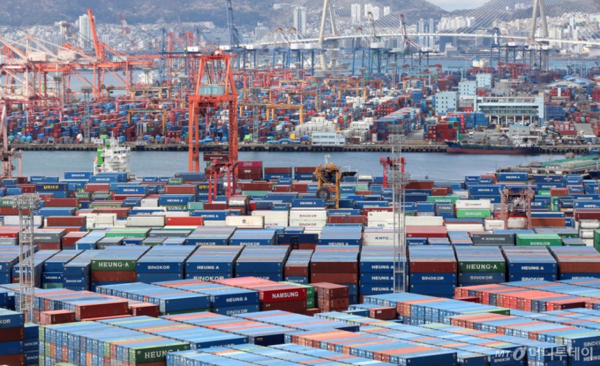 사진은 지난달 31일 부산항 신선대부두와 감만부두 야적장의 컨테이너 모습./사진=뉴스1 /사진=(부산=뉴스1) 윤일지 기자