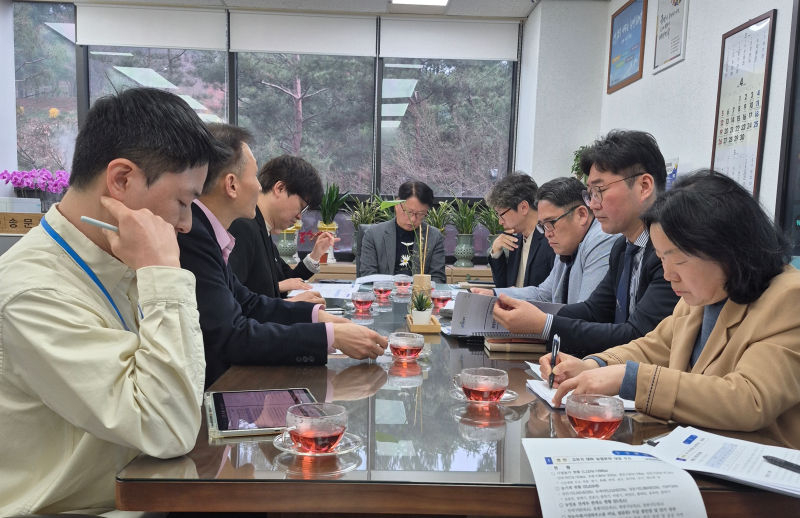 지난 3일 송문호 화성시 기획조정실장 주재로 열린 비상대책회의에서 관계자들이 민생 안전 대책을 검토하고 있다./사진제공=화성시