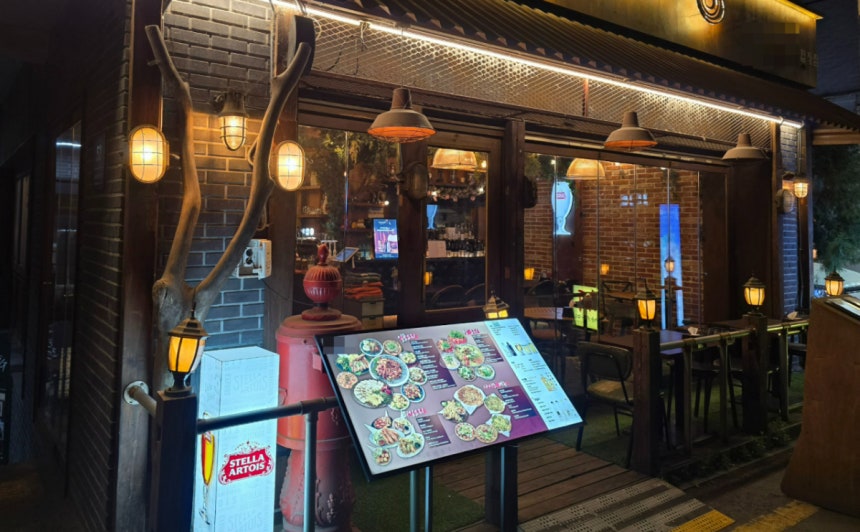 서울 마포구 합정동의 한 한식 주점의 모습. 매장 내부는 한산했다. /사진=이병권 기자