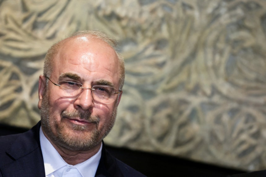 모하메드 바게르 갈리바프 이란 국회의장이 2024년 10월 레바논 베이루트에서 기자회견 중인 모습./로이터=뉴스1