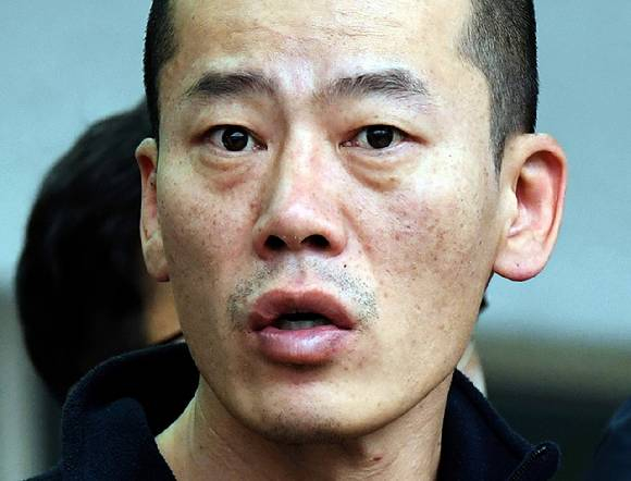 경남 진주시 가좌동 한 아파트에서 2019년 4월 17일 오전 4시 30분쯤 발생한 방화·묻지마 살인 사건의 피의자인 40대 남성 안인득(43)이 사건 발생 이틀뒤인 그해 4월 19일 진주경찰서에서 나오고 있다./