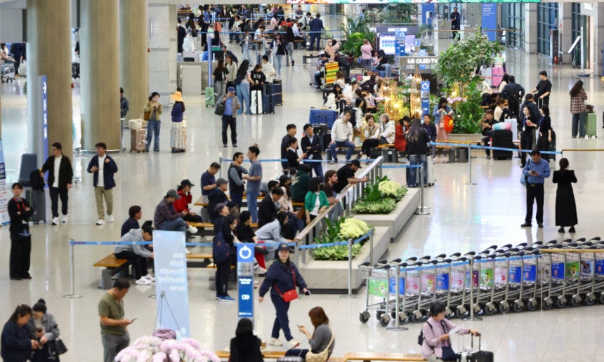 [인천공항=뉴시스] 황준선 기자 = 16일 인천국제공항 1터미널 도착층에서 승객들이 이동하고 있다.이날 문화체육관광부가 발표한 올해 1분기(1~3월) 외래관광객 실적에 따르면 전체 방한객은 지난해 같은 기간 38