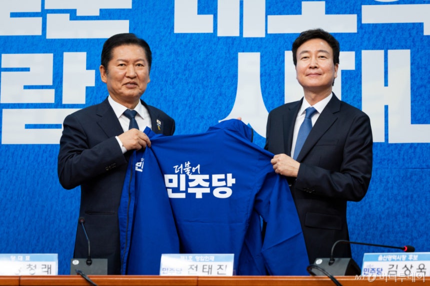 (서울=뉴스1) 유승관 기자 = 정청래 더불어민주당 대표가 17일 서울 여의도 국회에서 열린 제1차 인재영입식에서 전태진 변호사에게 당 점퍼를 선물하고 있다.  민주당은 6·3 지방선거와 함께 치러지는 재보궐선거의 