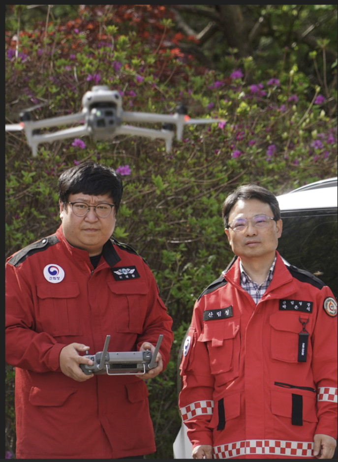 박은식 산림청장(오른쪽)이 지난 18일 대둔산 국립공원에서 드론을 활용한 불법 소각 행위 단속상황을 점검하고 있다./사진제공=산림청