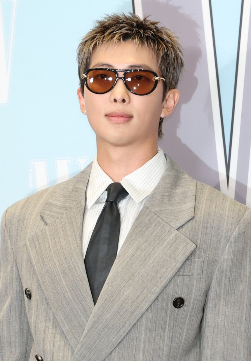 방탄소년단(BTS) 리더 RM이 일본 금연구역에서 담배를 피우고 꽁초를 무단 투기했다는 의혹에 휩싸였다. /사진=뉴스1