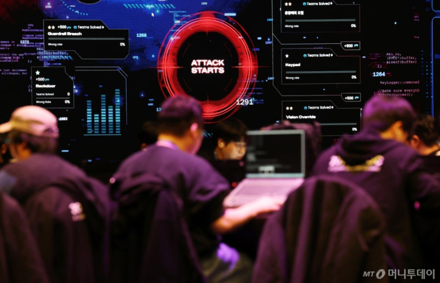 (서울=뉴스1) 오대일 기자 = 1일 오후 서울 강남구 코엑스 그랜드볼룸에서 제1회 인공지능 해킹방어대회(ACDC·AI Cyber Defense Contest) 본선 경기가 열리고 있다. 2025.12.1/뉴스1