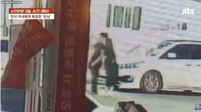 대전 한 병원 직원이 임신 35주 차인 음식점 사장을 위협하는 모습이 포착됐다.이 남성은 "나 OO병원 사무장이다"라며 "내가 이 가게 망하게 할 것"이라고 협박하기도 했다.피해자는 가해자를 경찰에 신고했다./
