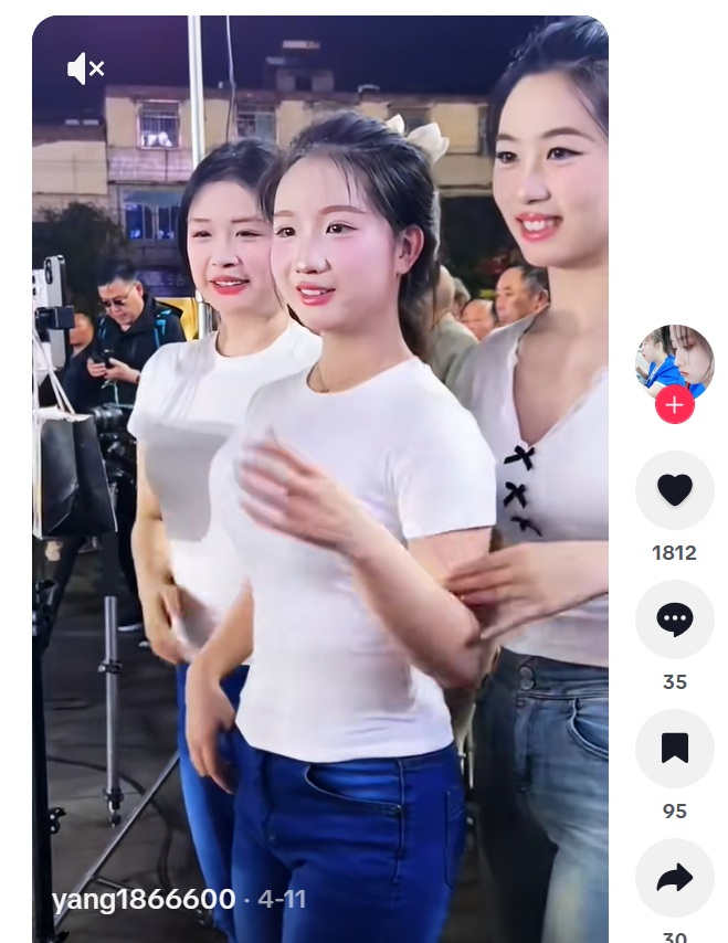 중국 청소년들이 '더우인'(틱톡)을 촬영하는 모습./ 사진제공 = 더우인