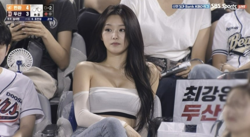 온라인 공간에서 야구장을 찾은 한 여성의 영상이 1500만회 넘는 조회수를 기록하며 화제가 됐다. 하지만 이 영상은 AI 생성 콘텐츠인 것으로 드러났다. /사진=온라인 커뮤니티 캡처