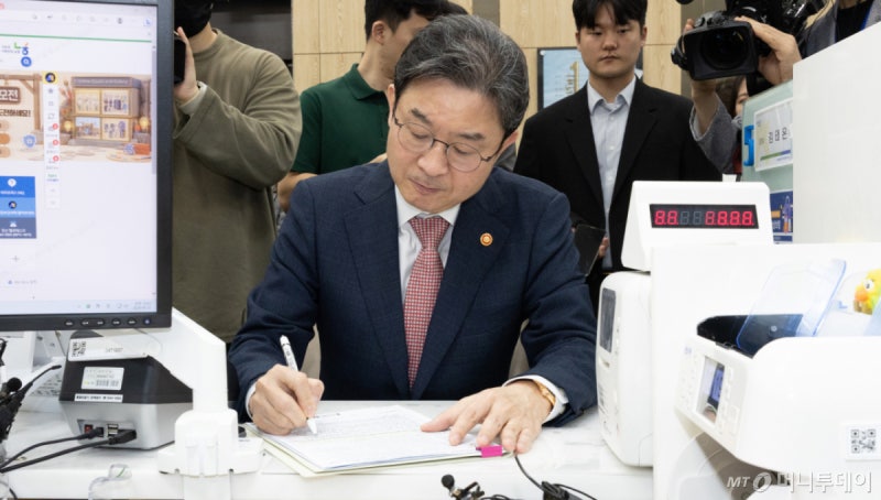 "10%이상 수익 깔고가는 셈"...국민성장펀드 오픈런 이유