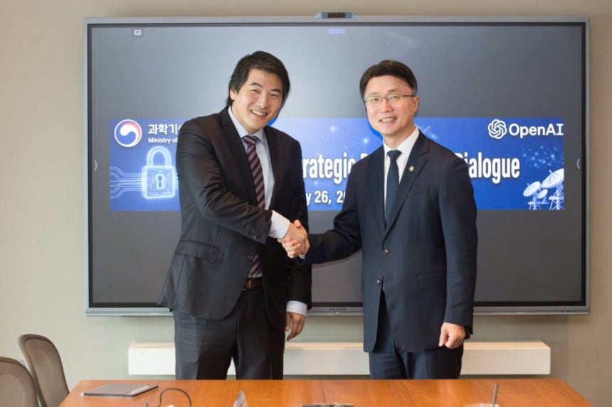 류제명 과학기술정보통신부 제2차관이 26일 서울 영등포구 여의도 ThreeIFC 회의실에서 제이슨 권 오픈AI CSO를 만나 AI 보안위협 대응 등 협력방안을 논의하기 전 기념촬영을 하고 있다. (과학기술정보통신부