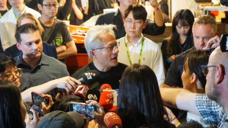 "이런적 처음" 젠슨 황, 한국 기업만 따로 봤다…"韓 로보틱스 투자 검토"