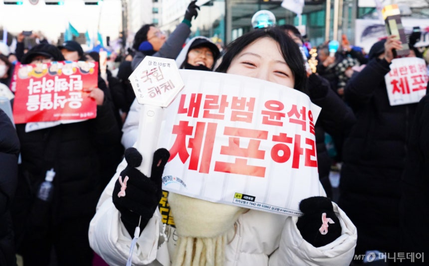 윤석열 대통령에 대한 국회 탄핵소추안이 통과된 가운데 14일 서울 여의도 국회대로 일대에서 시민들 및 정당, 시민단체가 윤 대통령 탄핵 집회를 진행하고 있다. 이날 윤 대통령 탄핵안은 오후 본회의에서 재적 의원 3