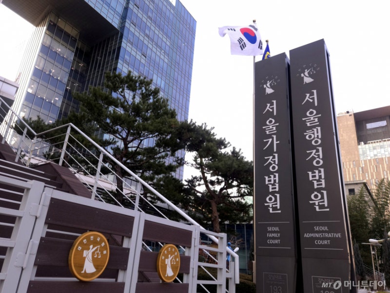 법원 "코로나백신 맞고 혈전증으로 사망한 교사, 피해보상 거부 위법"