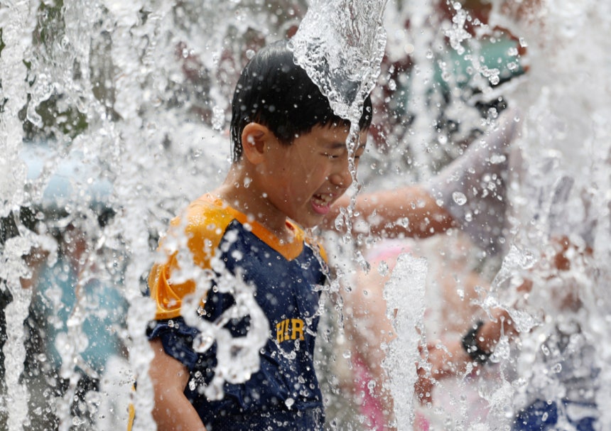 일요일인 오늘은 전국이 대체로 구름 많은 가운데 오후부터 중부지방과 전북,전남북부,경상서부내륙을 중심으로 소나기가 내리겠다.제주도는 흐린 날씨 속에 비가 내리는 곳이 있겠다.사진은 지난 3일 서울 종로구 광화