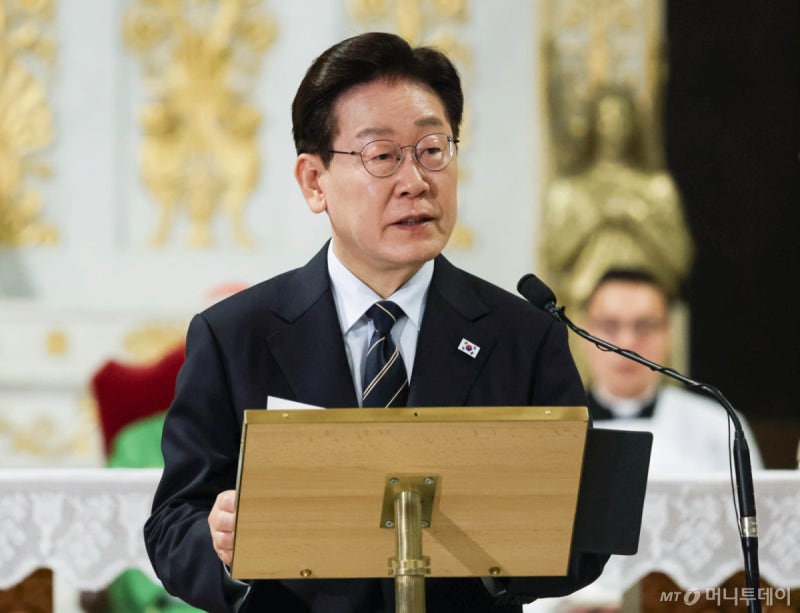 "창을 쳐서 낫을 만들리라"…李 <b>대통령</b>, 바티칸서 <b>한반도 평화</b> 메시지