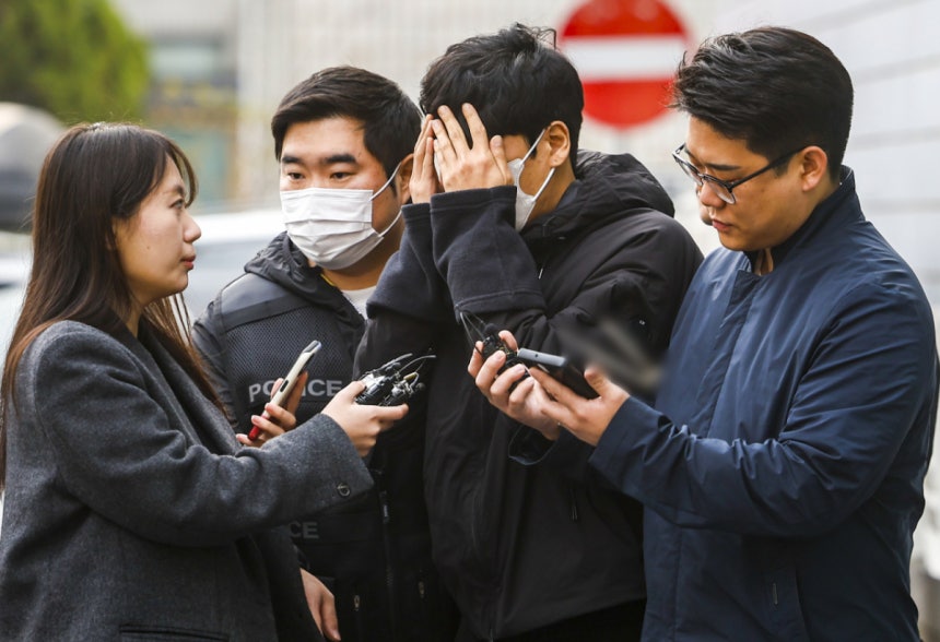 배달 애플리케이션의 외주 운영센터 상담원으로 위장 취업해 고객 정보를 빼돌리고, 이를 사적 보복 범죄에 악용한 일당의 총책 30대 남성 정모씨가 지난 4월3일 서울 양천경찰서에서 검찰로 구속 송치되고 있다. /사진=