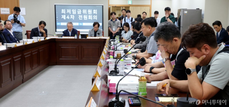 "월 180만원 버는 편의점주, 알바가 낫다"...최저임금 차등적용 촉각